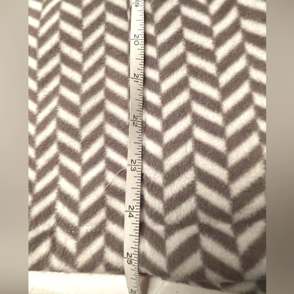 Alia Large soft & cuddly vest in a white & grey stripe. In Great used condition - Picture 8 of 12
